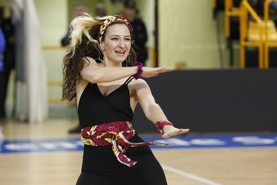 Fotos: Las Bora Mecan Crew animan en el pabellón de Wúrzburg en el partido de Avenida