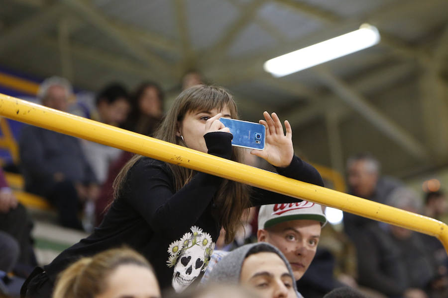 Fotos: Las Bora Mecan Crew animan en el pabellón de Wúrzburg en el partido de Avenida