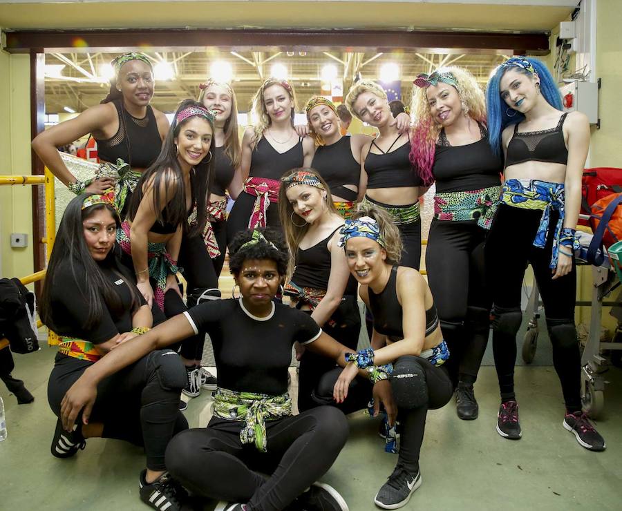 Fotos: Las Bora Mecan Crew animan en el pabellón de Wúrzburg en el partido de Avenida
