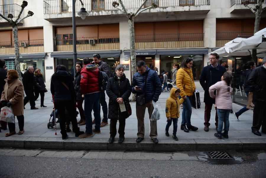 Centenares de personas acompañaron durante la tarde de ayer al Cristo fallecido en la tradicional procesión de la Cofradía del Santo Entierro. Lo hicieron durante su marcha desde la céntrica iglesia Conventual del Real Monasterio de San Joaquín y Santa Ana. 