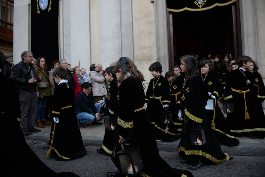 Centenares de personas acompañaron durante la tarde de ayer al Cristo fallecido en la tradicional procesión de la Cofradía del Santo Entierro. Lo hicieron durante su marcha desde la céntrica iglesia Conventual del Real Monasterio de San Joaquín y Santa Ana. 