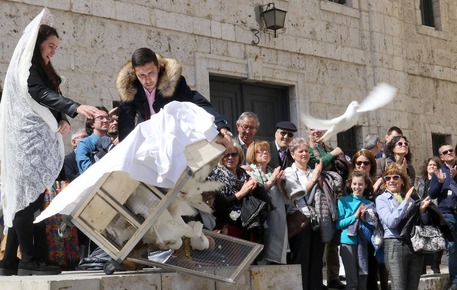 Con la homolía que ha oficiado el arzobispo de Valladolid, Ricardo Blázquez en la catedral y la procesión del Encuantro se pone punto y final a la Pasión vallisoletana, que este año se ha visto marcada por la suspensión de la Procesión General del Viernes Santo. 