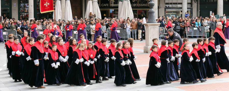 Con la homolía que ha oficiado el arzobispo de Valladolid, Ricardo Blázquez en la catedral y la procesión del Encuantro se pone punto y final a la Pasión vallisoletana, que este año se ha visto marcada por la suspensión de la Procesión General del Viernes Santo. 