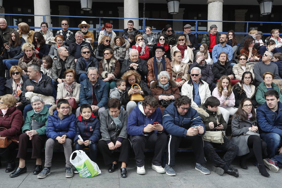 Fotos: Si has estado en la procesión del Encuentro del Domingo Resurrección, búsquese entre el público