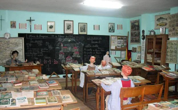 Una de las salas del museo pedagógico de Otones de Benjumea. 