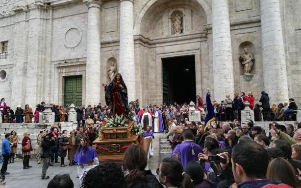 Un momento del inicio de la procesión a la salida de la catedral de Valladolid. 
