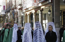 La Virgen, en su regreso a San Pablo, portada por la Vera Cruz, a la altura de Villandrando. 