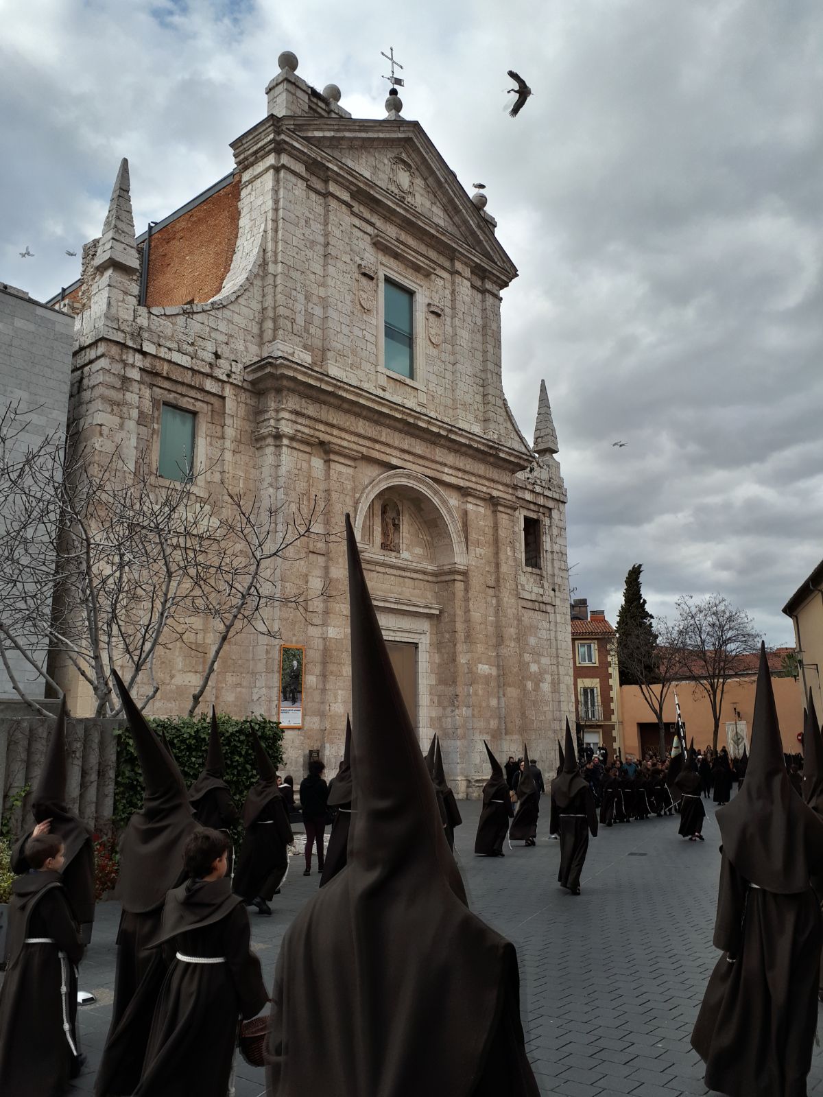 Tarde del Jueves Santo. La cofradía de La Cruz Desnuda delante de San Agustín.