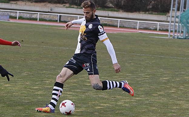 Flórez centra durante un partido de Unionistas. 