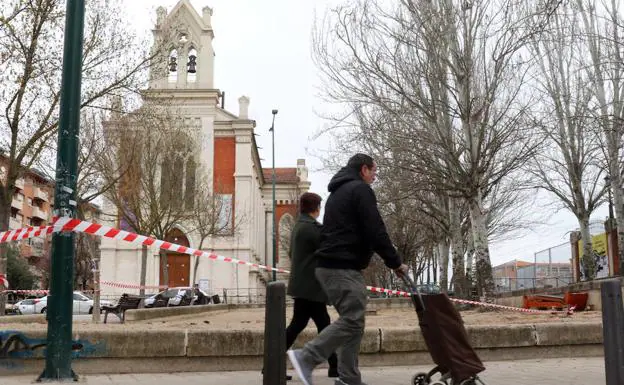 Plaza Rafael Cano, con la zona infantil señalizada, después de retirar los columpios este lunes por la mañana. 