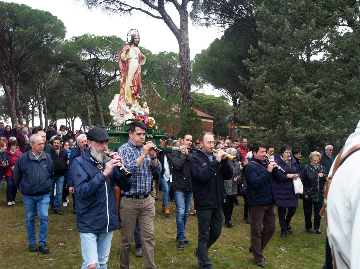 La imagen del Cristo fue procesionada a hombros durante casi dos horas por el pinar más próximo al río Pirón