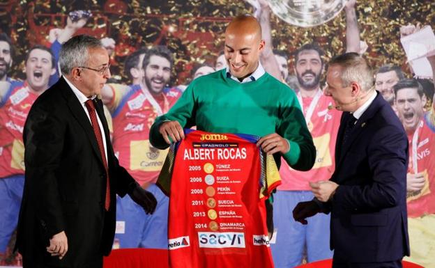 El jugador español de balonmano Albert Rocas, posan con el presidente del COE Alejandro Blanco (i), y el presidente de la FEB Francisco Blázquez (d), durante el acto de homenaje celebrado hoy en Madrid