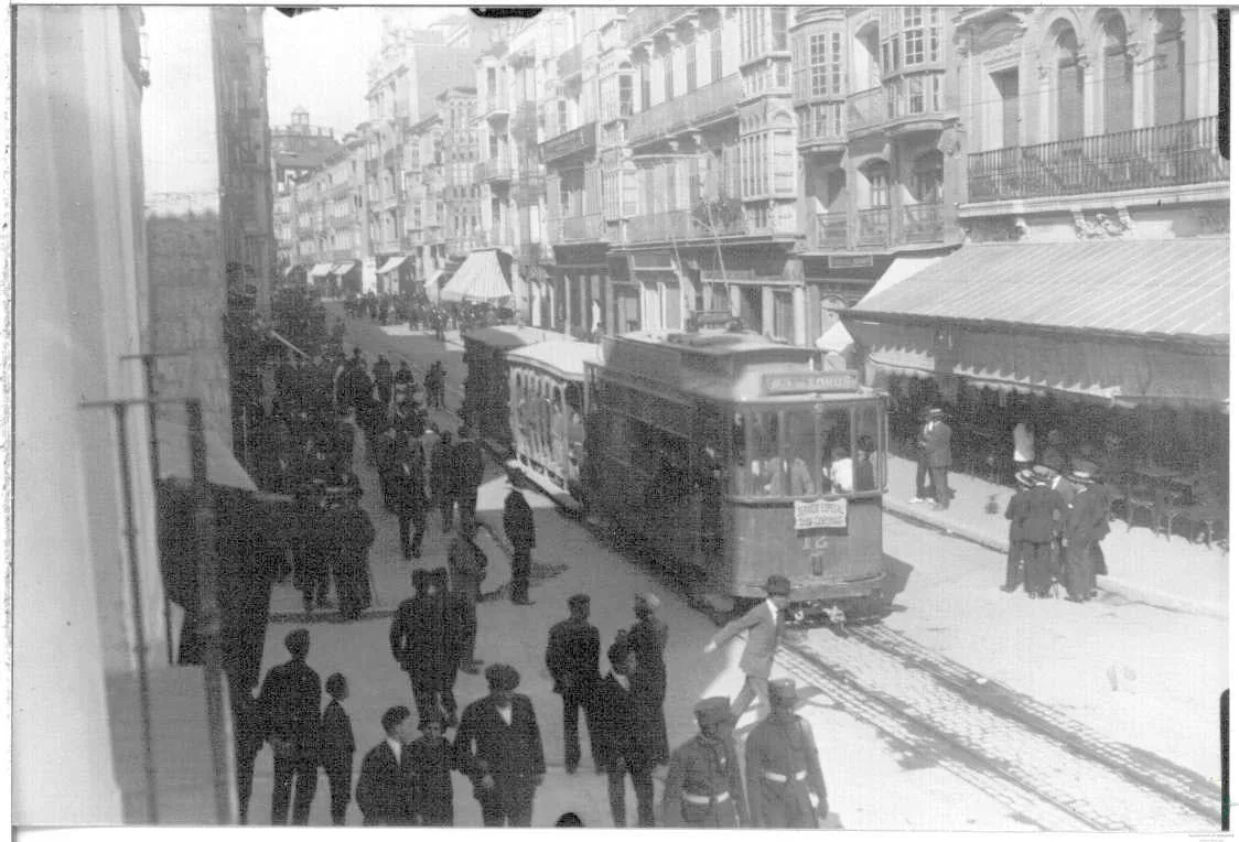 Tranvía eléctrico a principios del siglo XX en la calle Santiago.