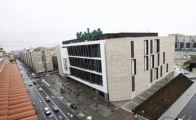 Vista panorámica de El Corte Inglés en la calle MaríaAuxiliadora de la capital salmantina. 