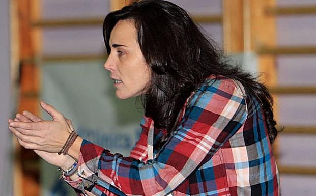 Alicia Alonso aplaude a sus jugadoras durante un partido.