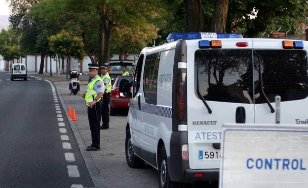 Control de la Policía Local de Segovia en una calle de la ciudad. 