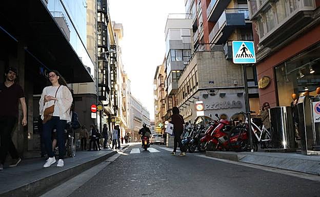 La calle Regalado será totalmente peatonal desde este verano. 