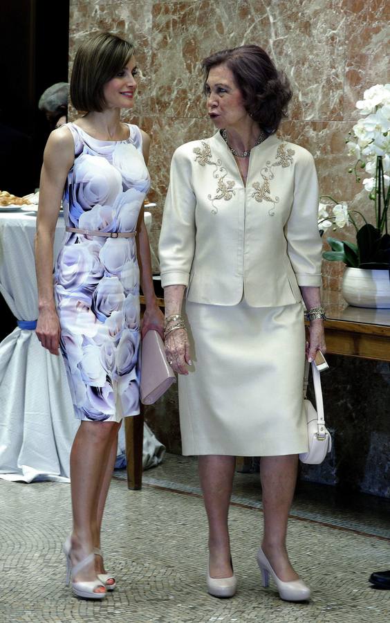 23.06.15 La reina emérita, Doña Sofía junto a la Reina Doña Letizia en la entrega del Premio Joaquín Ruiz-Giménez en el salón de actos del CSIC.