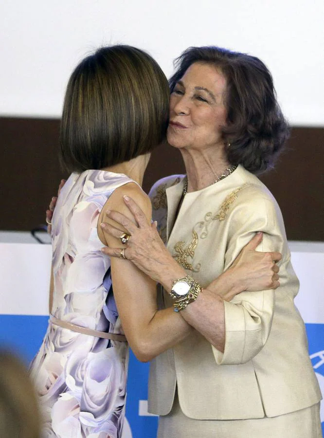 23.06.15 La reina Letizia, presidenta de honor de Unicef, entrega a la reina Sofía, el Premio Joaquín Ruiz-Giménez y le agradece su labor en Unicef.