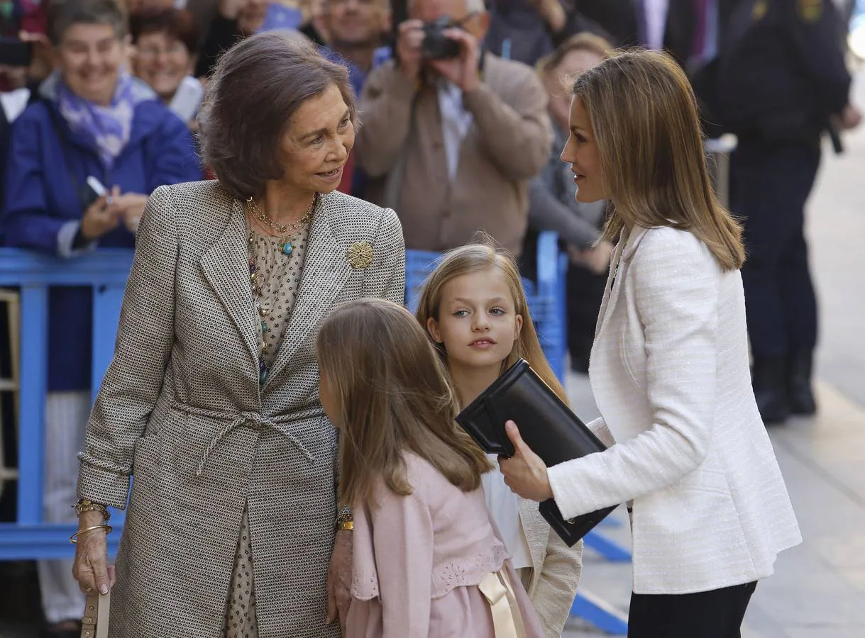 05.04.15 La Reina Sofía, la Princesa Sofía, la Princesa Leonor y la Reina Letizia hablan mientras posan antes de asistir a una misa de Pascua en la catedral de Palma de Mallorca.