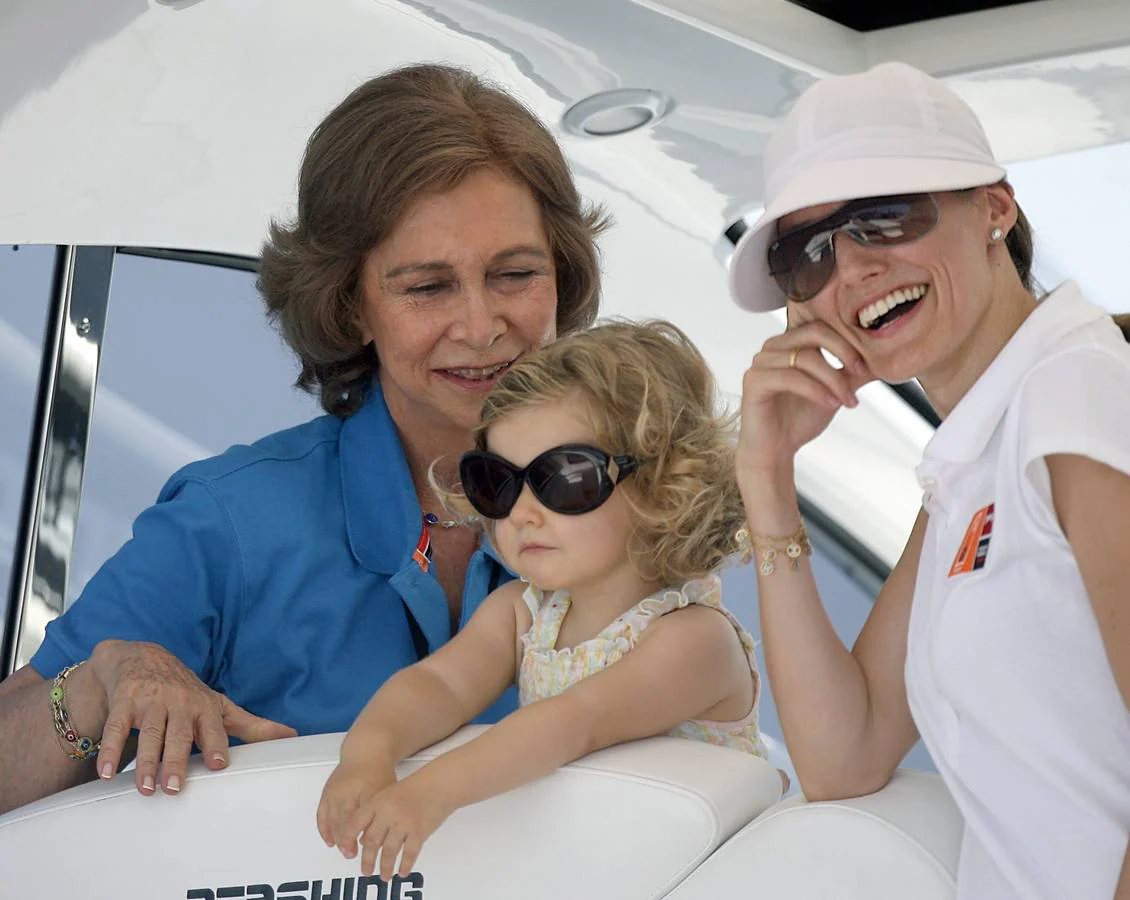 31.07.07 La infanta Leonor(c), con gafas de sol, junto a su madre, la princesa Letizia y su abuela la Reina Sofía en la segunda etapa de la Copa del Rey de vela en aguas de Palma de Mallorca.