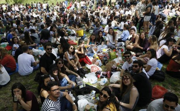 Cientos de jóvenes disfrutando del Lunes de Aguas a la orilla del río Tormes.