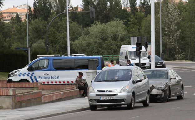 La Policía Local realiza un atestado de un accidente en una calle de Salamanca.