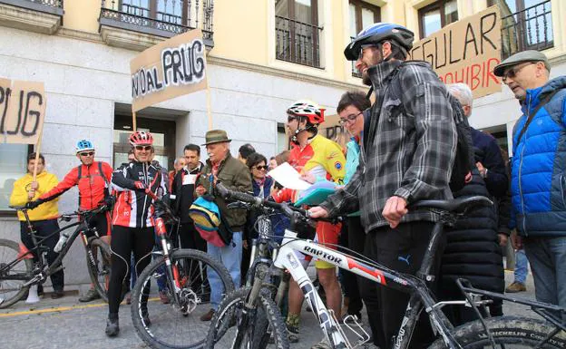 Bicicletas y pancartas contra el PRUG. 