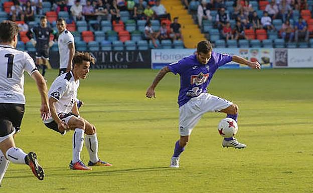 Albertin intenta controlar un balón durante el partido que la Bañeza disputó en El Helmántico.