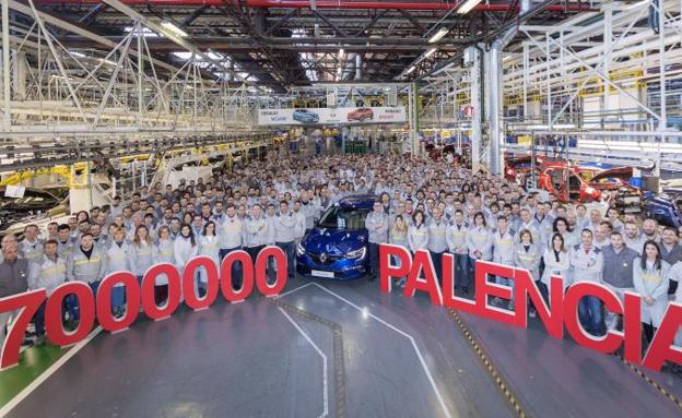 La plantilla de Renault de Villamuriel, Palencia posa con el vehículo 7.000.000 de la factoría. 