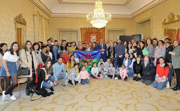 Foto de familia con todos los asistentes al acto del Día Internacional del Pueblo Gitano. 