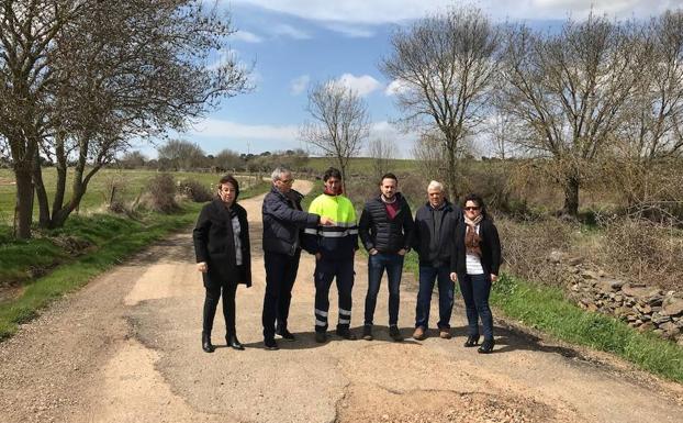 Los responsables socialistas en el camino que una La Encina con Pastores. 