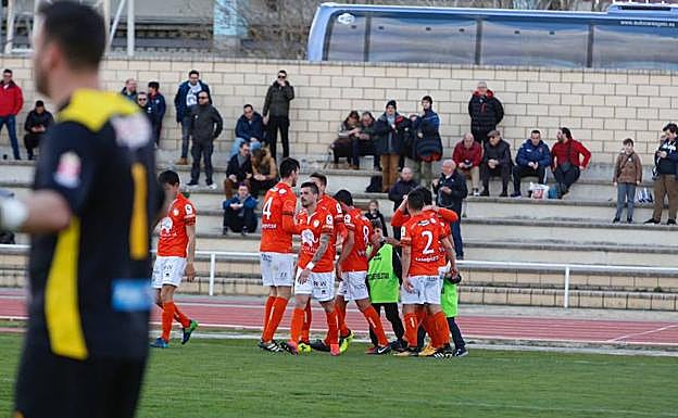 Los jugadores de Unionistas celebran el tanto de Manjón ante La Bañeza. 
