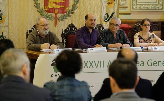 Valeriano Hernández, tesorero; José María Collados, presidente; Antonio Presa, vicepresidente y Judit Lama, secretaria, miembros de la Junta Directiva de Cavecal. 