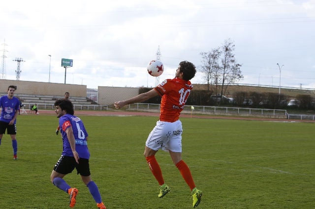 El equipo salmantino ha logrado un importante triunfo en su aspiración de proclamarse campeón del grupo VIII de Tercera, al derrotar a la Bañeza, que se adelantó en el marcador.