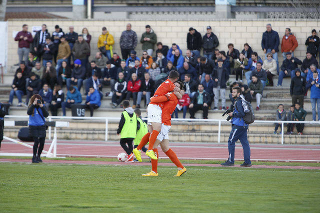 El equipo salmantino ha logrado un importante triunfo en su aspiración de proclamarse campeón del grupo VIII de Tercera, al derrotar a la Bañeza, que se adelantó en el marcador.
