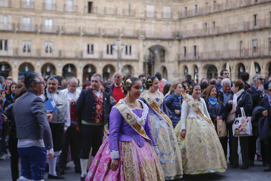 Más de 2.000 valencianos han cruzado media España para acercar a Salamanca sus fiestas más internacionales.