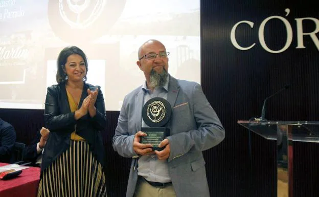 El periodista salmantino Javier Martín, corresponsal de la Agencia EFE durante dos décadas en Oriente Medio, tras recibir el Premio Internacional de Periodismo Julio Anguita Parrado de manos de la alcaldesa de Córdoba, Isabel Ambrosio.