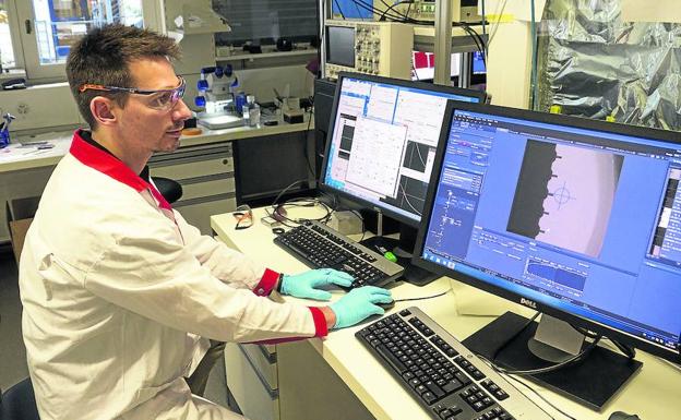 El científico arandino David Martínez, en pleno trabajo en el laboratorio.