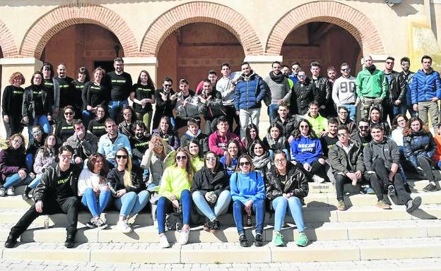 Jóvenes de Santiuste de San Juan, durante la última celebración de los Sextos. 