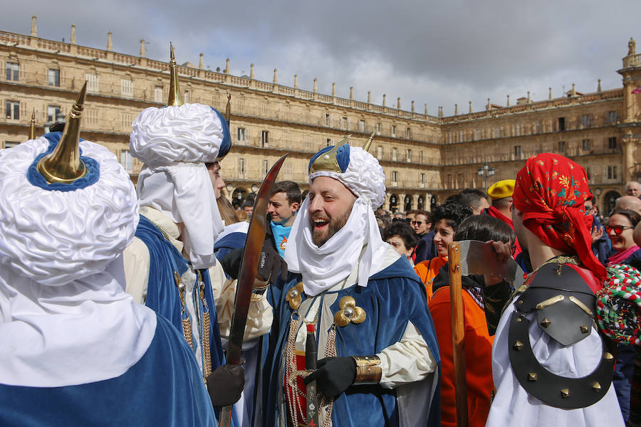 La amenaza de la lluvia no impidió que los ninots fueran devorados por las llamas, poniendo el colofón nocturno a la celebración de las Fallas que, en versión salmantina, se celebró durante el fin de semana a orillas del Tormes.