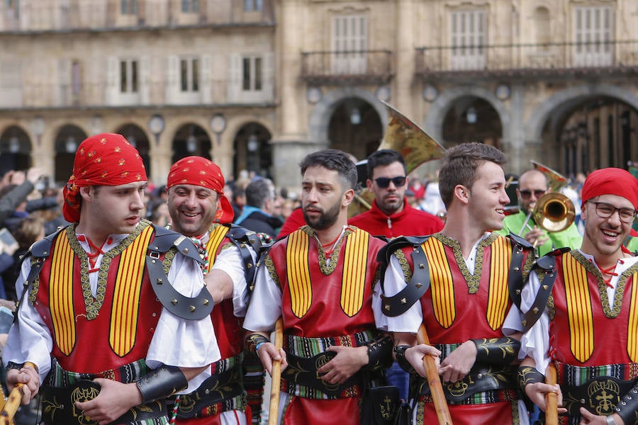 La amenaza de la lluvia no impidió que los ninots fueran devorados por las llamas, poniendo el colofón nocturno a la celebración de las Fallas que, en versión salmantina, se celebró durante el fin de semana a orillas del Tormes.