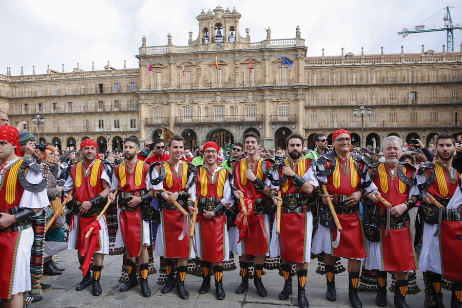 La amenaza de la lluvia no impidió que los ninots fueran devorados por las llamas, poniendo el colofón nocturno a la celebración de las Fallas que, en versión salmantina, se celebró durante el fin de semana a orillas del Tormes.