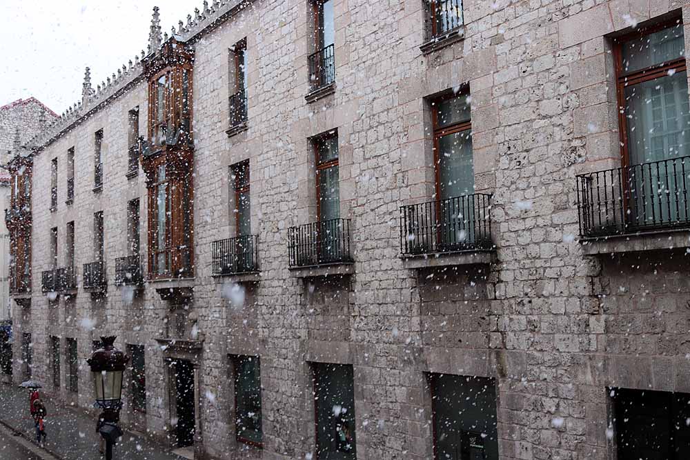 Fotos: Lunes de nieve en Burgos