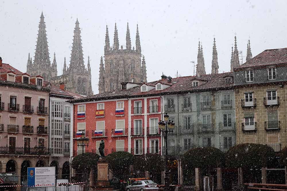 Fotos: Lunes de nieve en Burgos