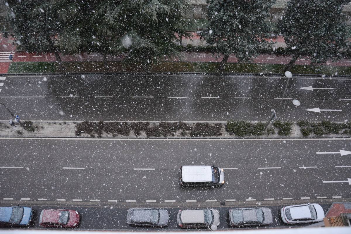 Fotos: Lunes de nieve en Burgos