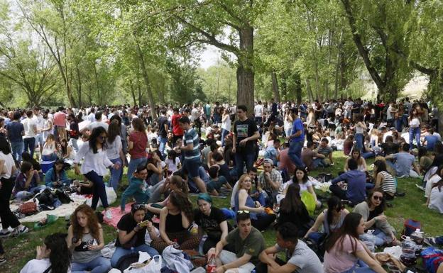 arios grupos de jòvenes disfrutan del lunes de aguas junto al río.