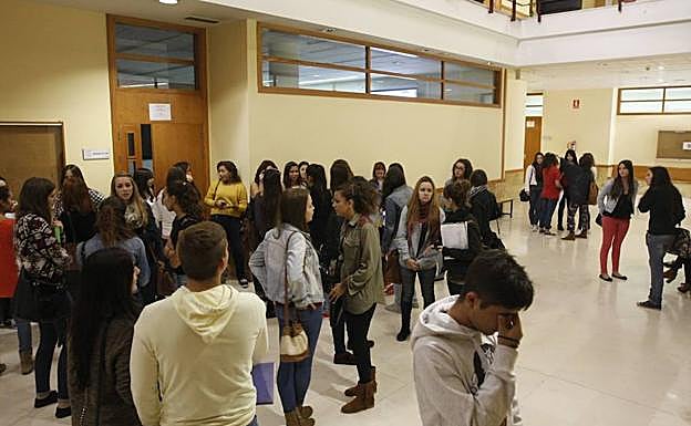Estudiantes universitarios, en un receso de sus clases en los pasillos del edificio FES.