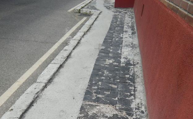 Imagen principal - Estas son las zonas con más baches de Valladolid, según los lectores de El Norte 