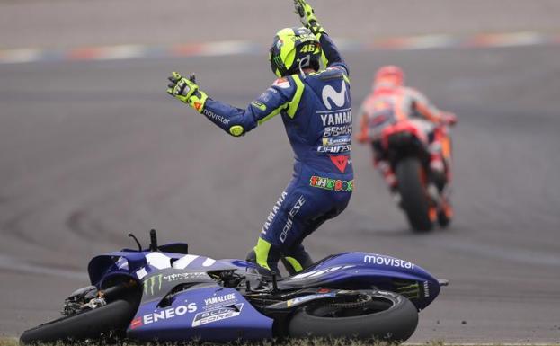 Rossi, tras irse al suelo a consecuencia del incidente con Márquez. 